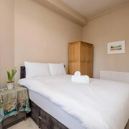 Cozy 2 Bedroom In The Heart Of With Gas Fireplace Edinburgh