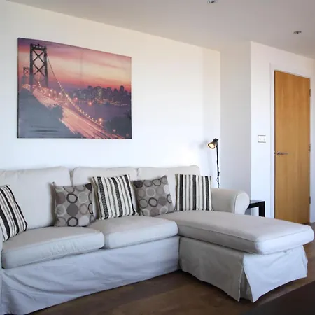 Modern 2 Bedroom Apartment In Leith With Sea Views