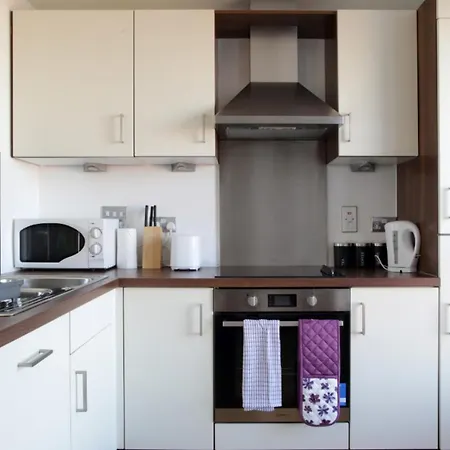 Modern 2 Bedroom Apartment In Leith With Sea Views