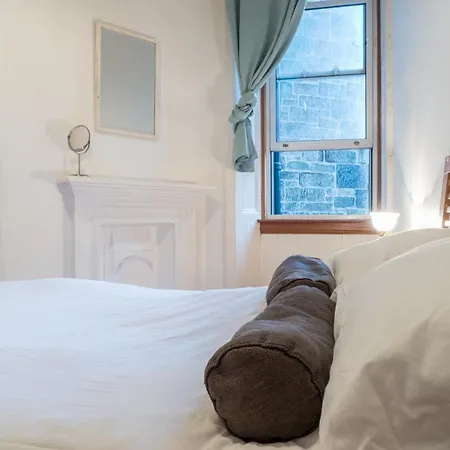 Traditional 2br Tenement In The ❤️ Of Leith