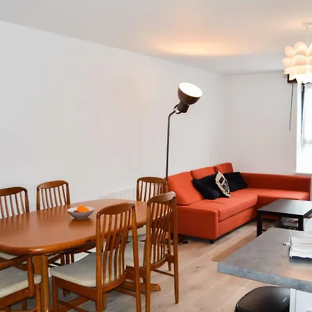 Spacious 2 Bedroom Apartment *
