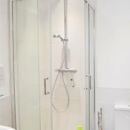 Spacious 2 Bedroom Apartment *