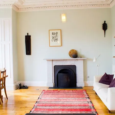 Stylish Four Bedroom Stockbridge Home! Sleeps 7 Apartment