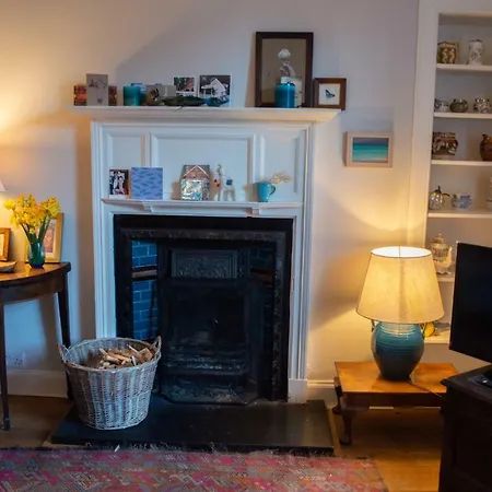 Traditional Stockbridge Colony With Garden