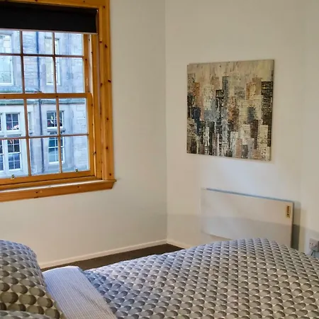 1 Bedroom Grassmarket Flat *