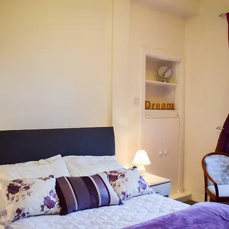 Bright 2 Bedroom In 公寓