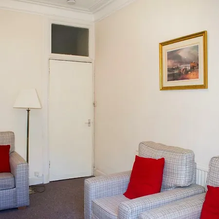 Bright 2 Bedroom In