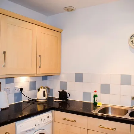 Bright 2 Bedroom In