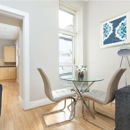 Bright And Airy West End 2-bedroom Apartment