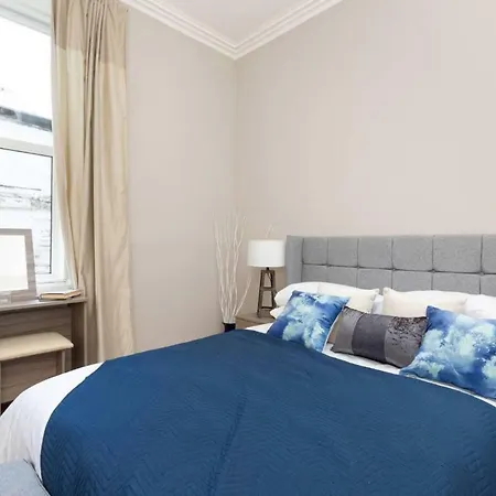 Bright And Airy West End 2-bedroom Apartment