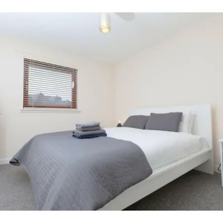 Two Bed Modern Near Haymarket Apartment Edinburgh