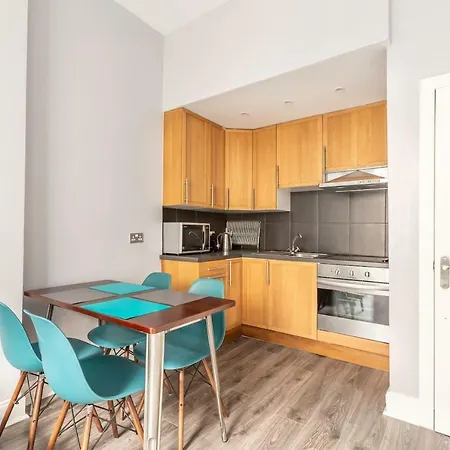 Bright One Bed For Four In Morningside