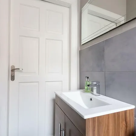 Bright One Bed For Four In Morningside
