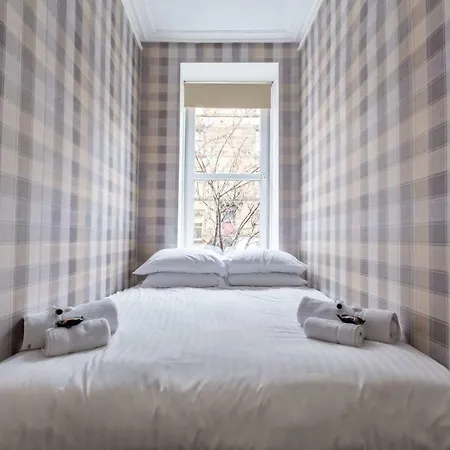 Bright One Bed For Four In Morningside