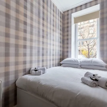 Bright One Bed For Four In Morningside