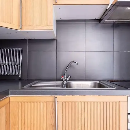 Bright One Bed For Four In Morningside