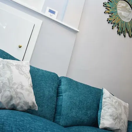 Bright One Bed For Four In Morningside Edinburgh
