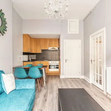 Bright One Bed For Four In Morningside