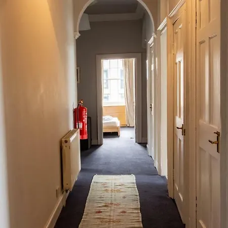 Airy Elegant 4 Bedroom Διαμέρισμα