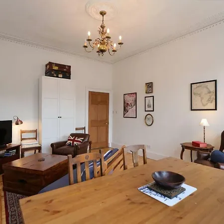 Traditional Scottish 2 Bed In Historic New Town *