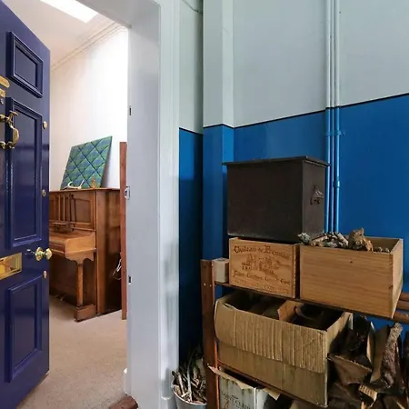 Traditional Scottish 2 Bed In Historic New Town