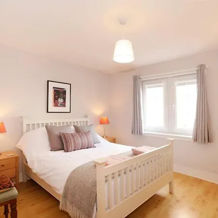 Bright And Charming 2 Bed In Vibrant Leith *