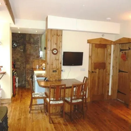 Daire Beautiful Apt With Lift By Castle *