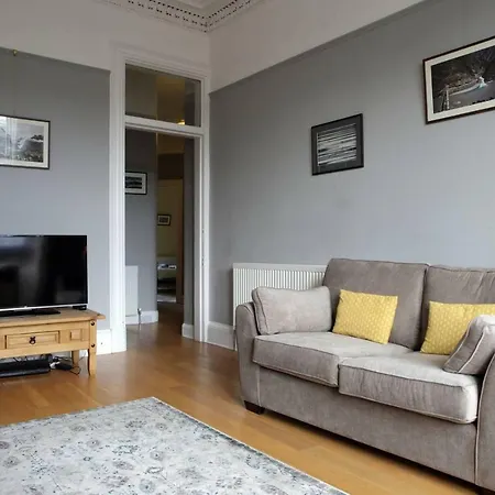 Beautifully Presented New Town Apt - Sleeps 4 شقة *