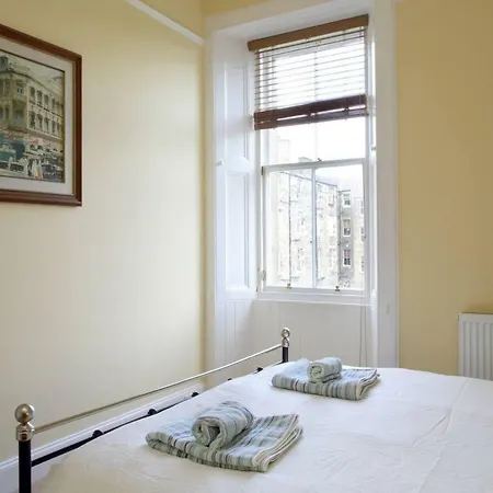 Beautifully Presented New Town Apt - Sleeps 4 شقة