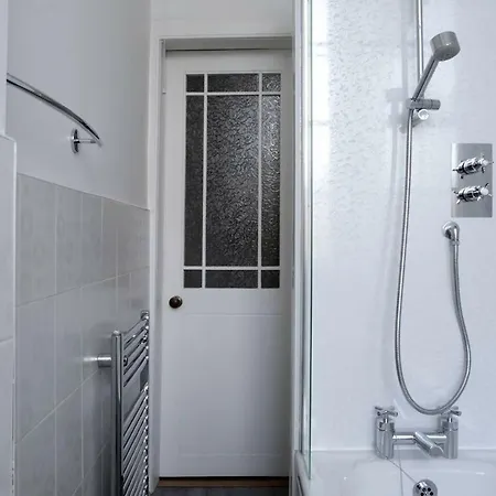 Beautifully Presented New Town Apt - Sleeps 4 شقة *