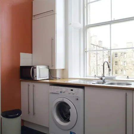 Beautifully Presented New Town Apt - Sleeps 4 شقة *