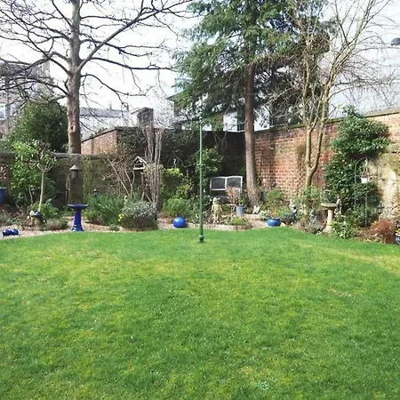 Beautifully Presented New Town Apt - Sleeps 4