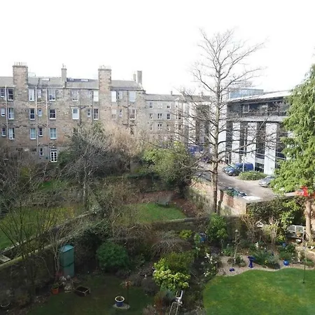 Beautifully Presented New Town Apt - Sleeps 4 شقة *
