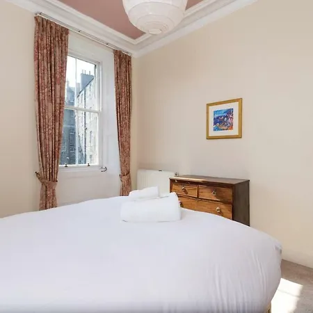 Lovely New Town 2-bedroom Flat With Fireplace 公寓 *
