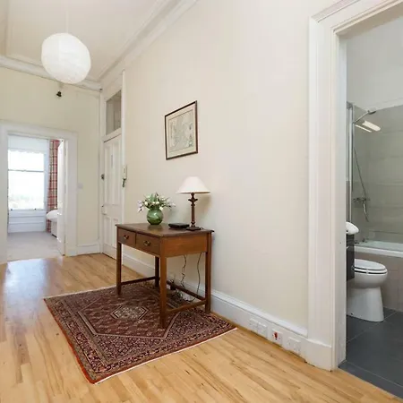 Lovely New Town 2-bedroom Flat With Fireplace 爱丁堡