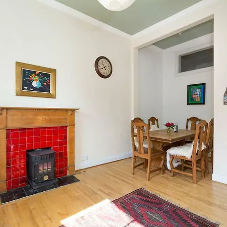 Lovely New Town 2-bedroom Flat With Fireplace 爱丁堡