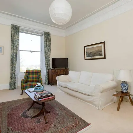 Lovely New Town 2-bedroom Flat With Fireplace
