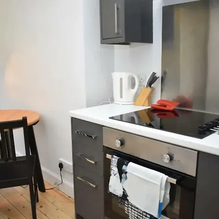 Bright & Modern For Four In Morningside! *