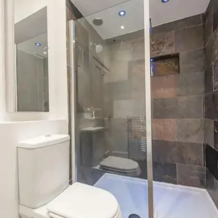2 Double Bedroom Luxury Apartment Near The Meadows *