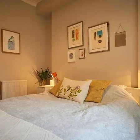 Beautiful 1 Bedroom Next To Holyrood Park Apartment *