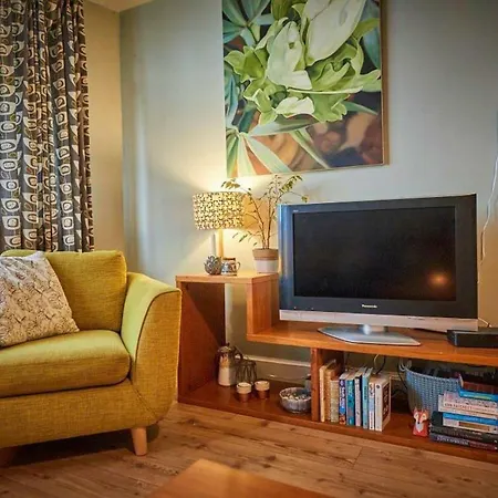 Beautiful 1 Bedroom Next To Holyrood Park Edinburgh