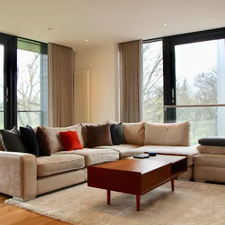 شقة Beautiful 2 Bedroom Flat Overlooking The Meadows *