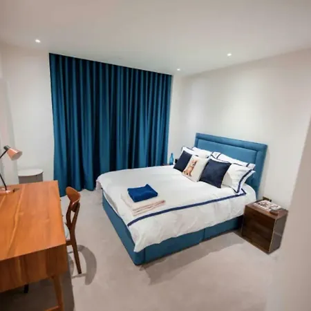 Beautiful 2 Bedroom Flat Overlooking The Meadows *