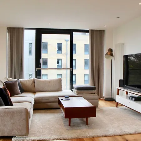 Beautiful 2 Bedroom Flat Overlooking The Meadows شقة