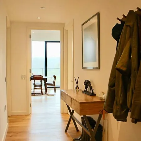 شقة Beautiful 2 Bedroom Flat Overlooking The Meadows
