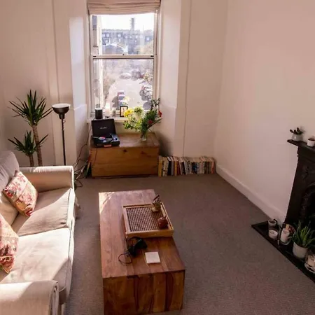 Comfortable In Leith Apartment