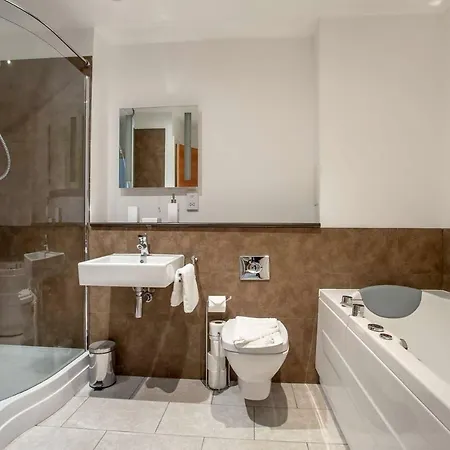 Stylish 2bed Apt With Free Parking/elevator *