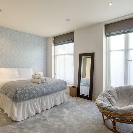 Apartment Stylish 2bed Apt With Free Parking/elevator