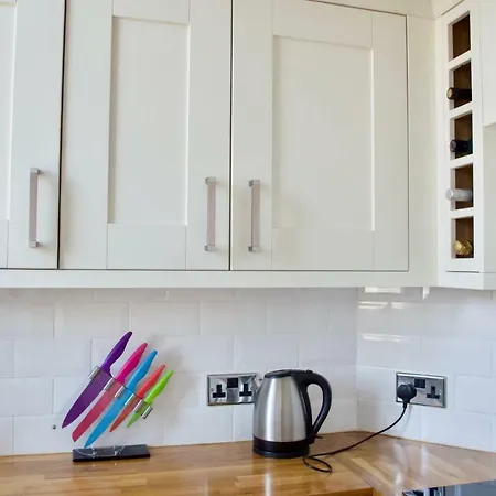 Beautiful 2 Bedroom Flat In Leith *