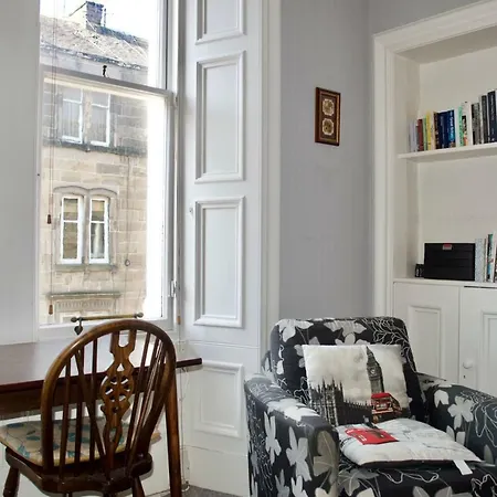 Beautiful 2 Bedroom Flat In Leith